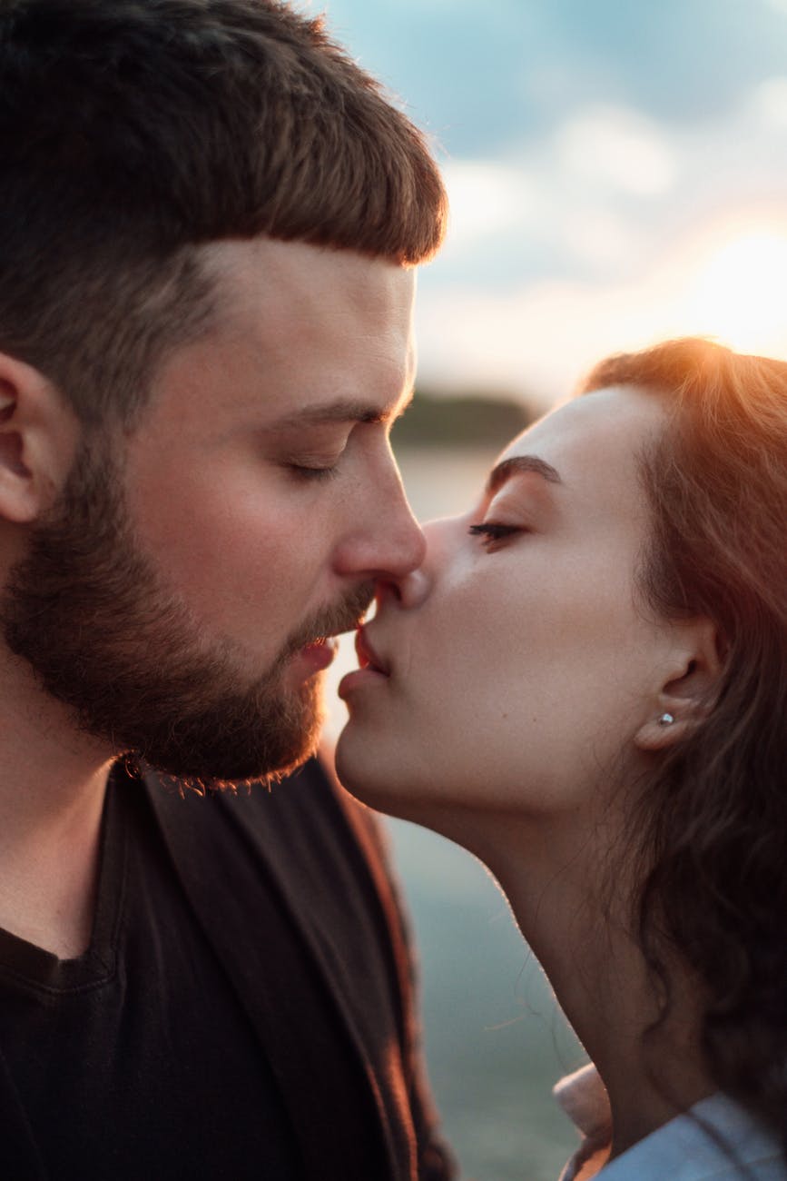 couple kissing